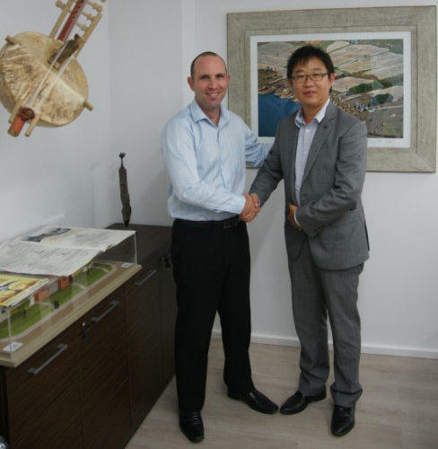 以色列KOPA公司总裁兼CEO与集团副总杨杨立明（右）