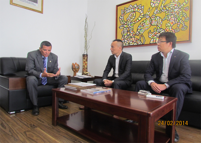 董事长陈家重、集团副总杨立明与安哥拉纳米贝省长洽谈合作事宜